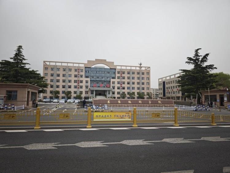 山东一任教31年教师临近退休突遭解聘<strong></p>
<p>珠宝</strong>，学校回应