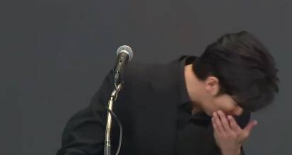 金秀贤为何在记者会上多次喝水<strong></p>
<p>房产证</strong>，网友请DeepSeek解读