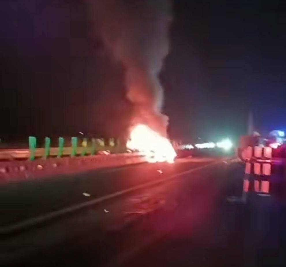 小米SU7高速上碰撞爆燃<strong></p>
<p>房产证</strong>！客服称工作小组已赴现场协助调查