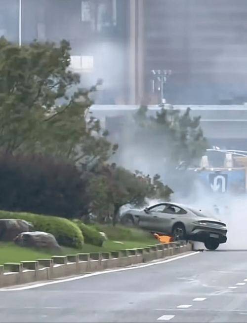 小米SU7高速碰撞爆炸致3人死亡<strong></p>
<p>房产证</strong>，事故原因引关注