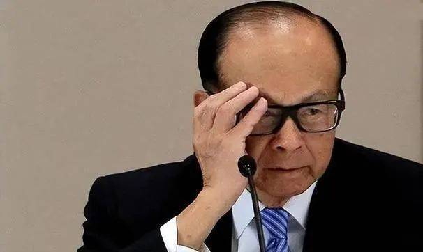 李嘉诚开始后悔了？国家正式叫停<strong></p>
<p>房产证</strong>，长和交易按下暂停键：不会签约