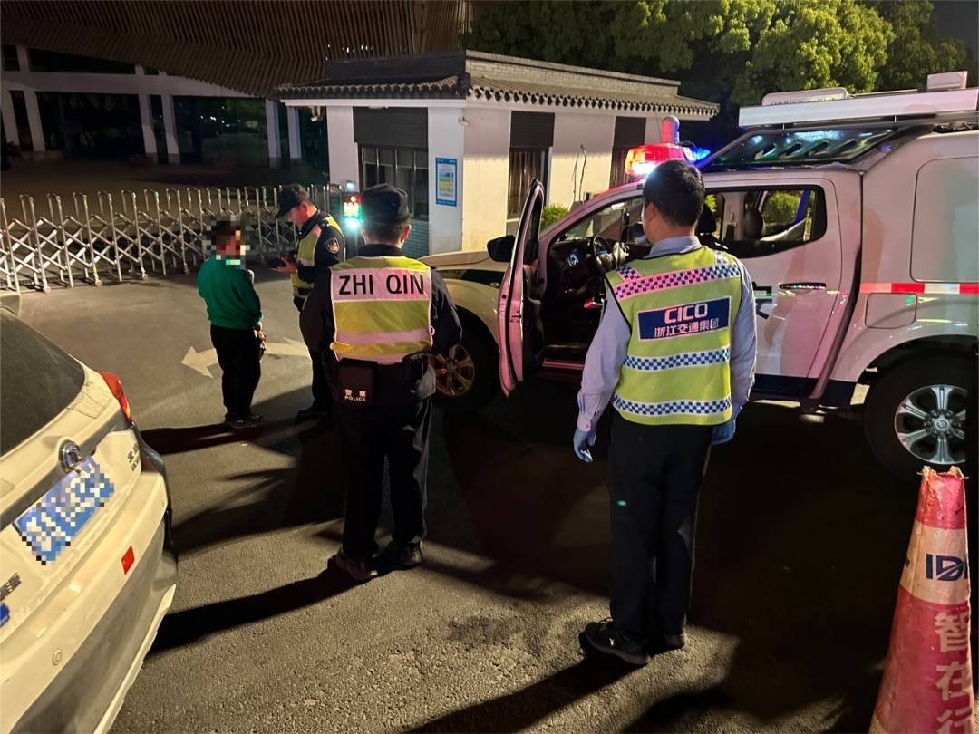12岁男孩凌晨偷开父母车上高速<strong></p>
<p>迪拜</strong>，因车技太差被发现了……