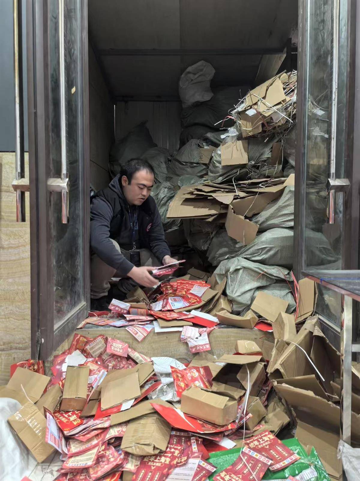 他发出的81万件快递全是电诈卡片<strong></p>
<p>乌克兰</strong>！武汉江岸警方破获特大诈骗案