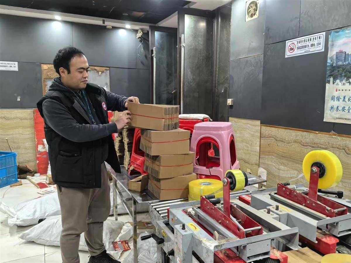 他发出的81万件快递全是电诈卡片<strong></p>
<p>乌克兰</strong>！武汉江岸警方破获特大诈骗案