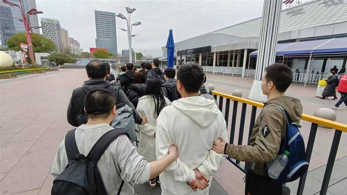 他发出的81万件快递全是电诈卡片<strong></p>
<p>乌克兰</strong>！武汉江岸警方破获特大诈骗案