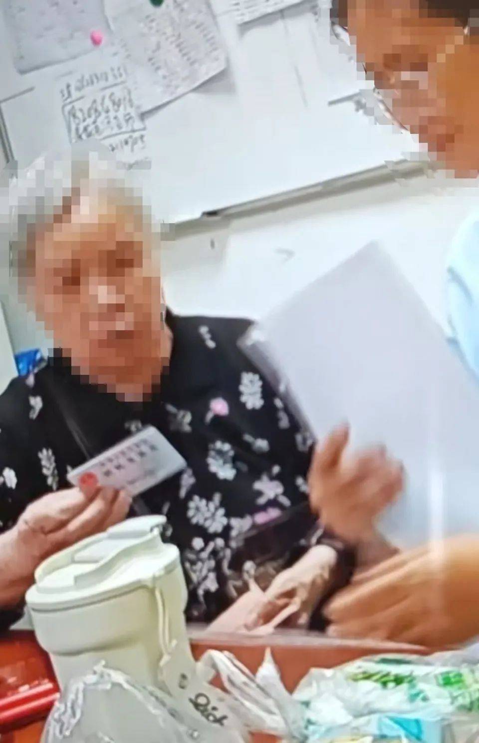 84岁老太被大女儿带出养老院<strong></p>
<p>乌克兰</strong>，取光40万存款！小女儿：养老院应担责