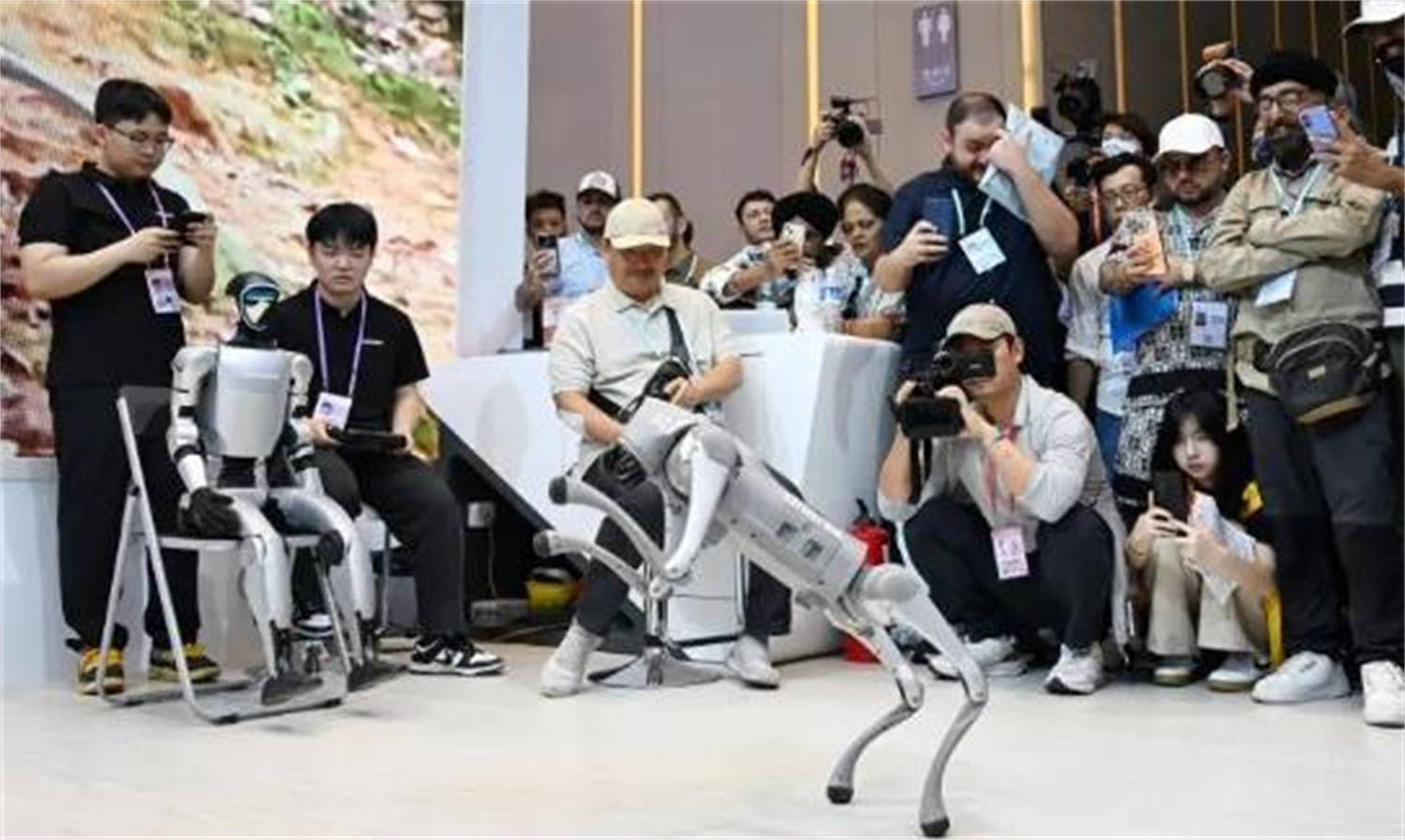 中美全面断供<strong></p>
<p>越南</strong>，200多国转身直飞中国广州，美国人担忧事还是发生