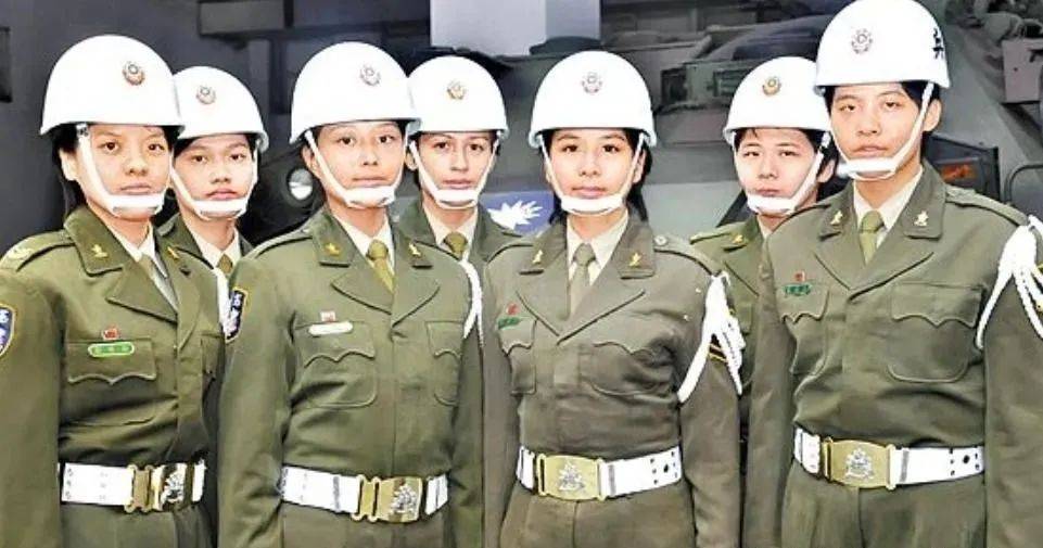 6名台军举五星红旗<strong></p>
<p>越南</strong>，拒为台独当炮灰，台媒：赖清德卫兵也要投诚