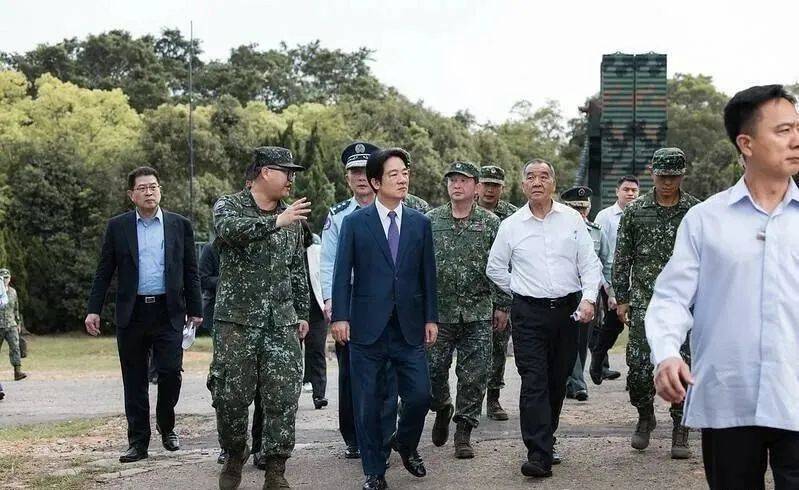 6名台军举五星红旗<strong></p>
<p>越南</strong>，拒为台独当炮灰，台媒：赖清德卫兵也要投诚