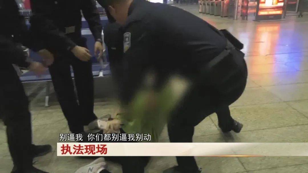 “老赖”车站被抓<strong></p>
<p>越南</strong>，竟质问法官：为何不抓我妈 ！