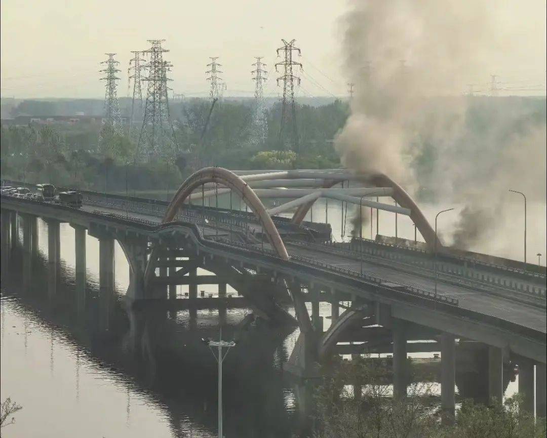 北京潮白河大桥部分路段起火坍塌<strong></p>
<p>柬埔寨</strong>，官方：原因正调查