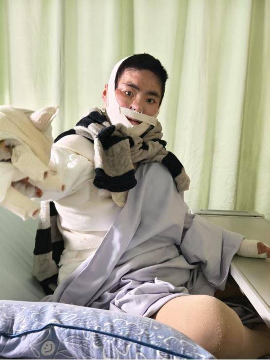 女孩被前男友泼汽油致残<strong></p>
<p>柬埔寨</strong>，凶手法庭上威胁杀人