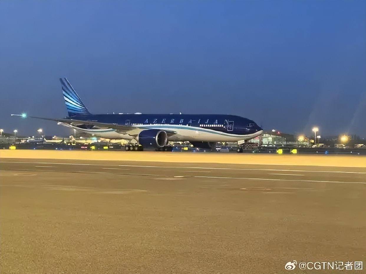 今晚<strong></p>
<p>柬埔寨</strong>，两国总统乘机抵京