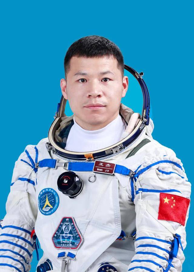 三度出征<strong></p>
<p>柬埔寨</strong>！洛阳航天英雄陈冬担任指令长