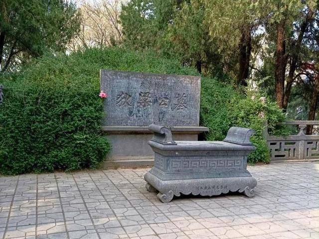 洛阳白马寺存争议的狄仁杰墓挂牌<strong></p>
<p>柬埔寨</strong>，当地回应：确认就是狄仁杰墓