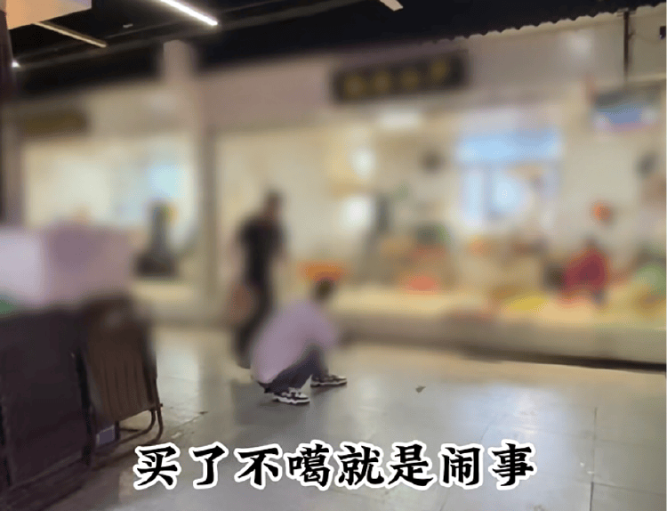 男子买鱼拒杀遭暴力殴打<strong></p>
<p>菲律宾</strong>，摊主叫嚣“不杀是闹事”“打死你”，警方回应