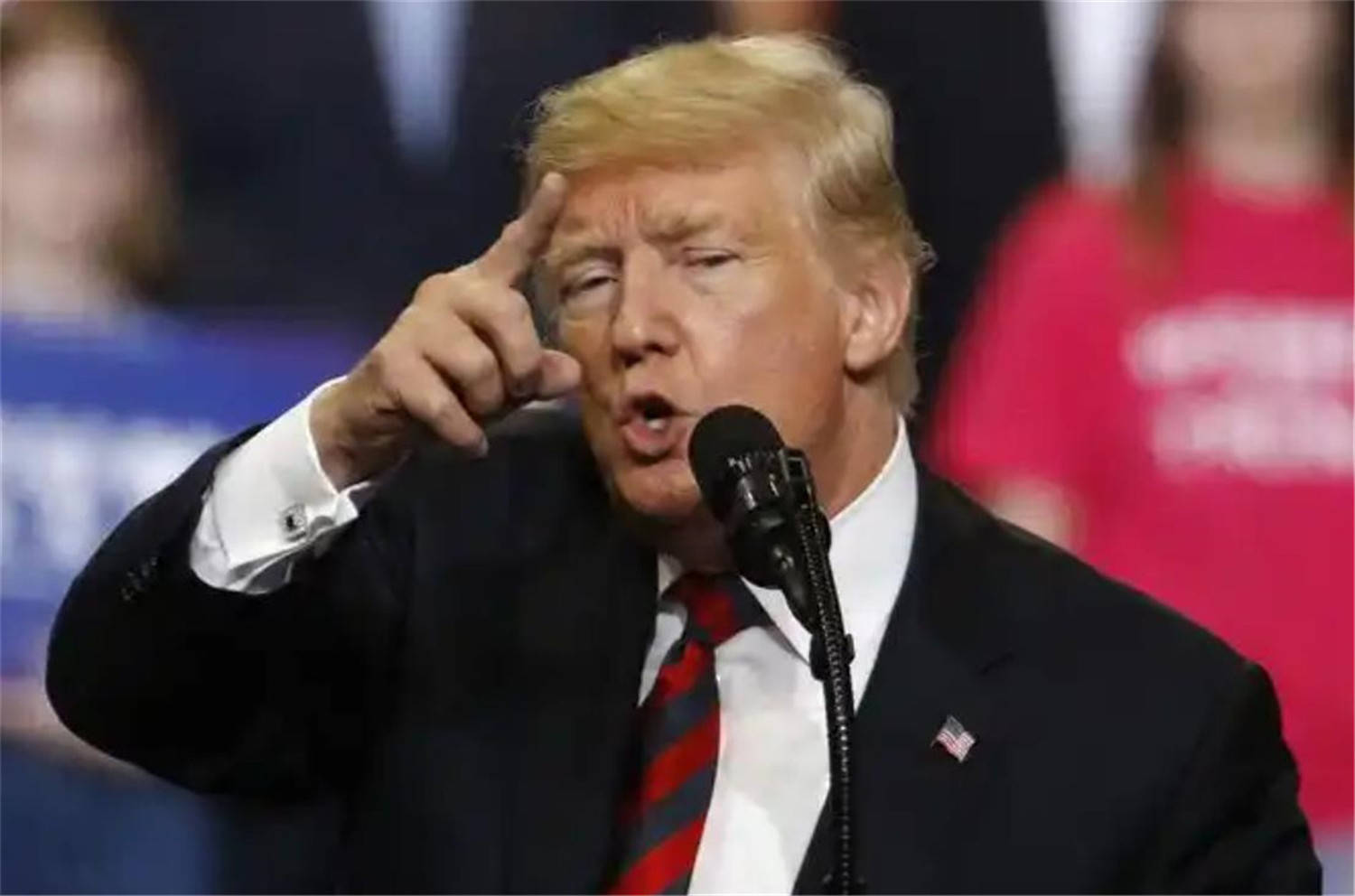 中方偏不上谈判桌<strong></p>
<p>南海</strong>，特朗普被逼急，对华态度大变，一点办法都没有