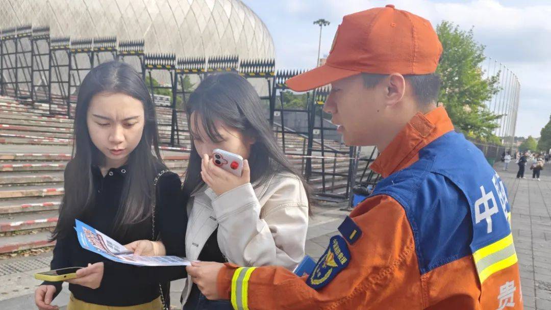 凤凰传奇演唱会万人蹦迪！观山湖消防：大家尽管嗨<strong></p>
<p>南海</strong>，我们护周全