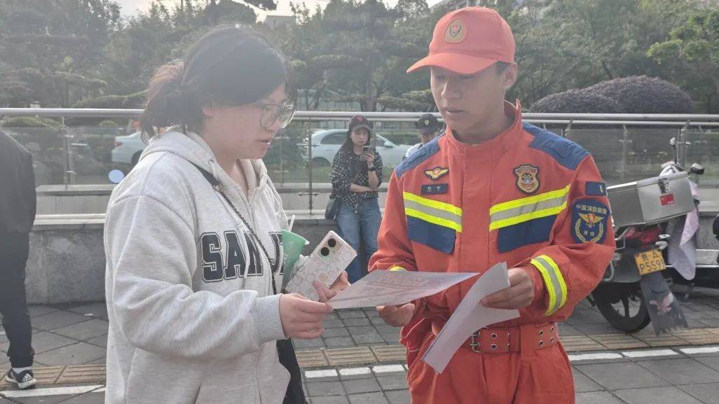 凤凰传奇演唱会万人蹦迪！观山湖消防：大家尽管嗨<strong></p>
<p>南海</strong>，我们护周全