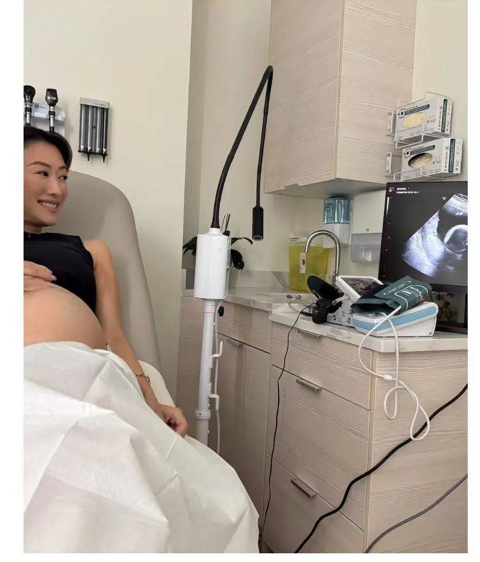 谢霆锋妹妹谢婷婷宣布怀第二胎<strong></p>
<p>黄河</strong>！晒出和高大外籍老公甜蜜合照