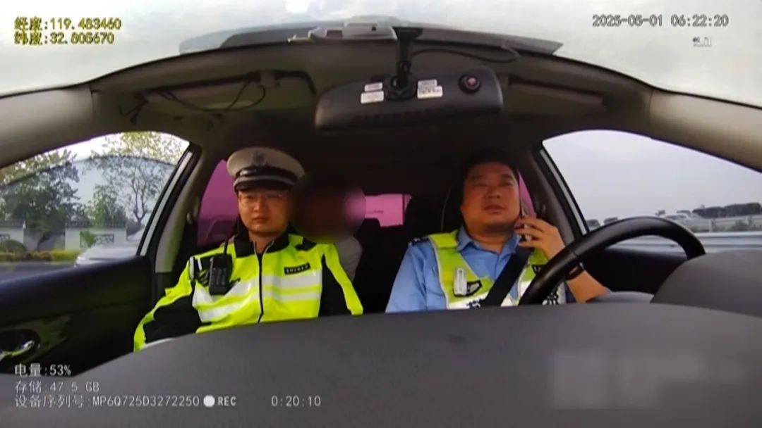 夫妻因开车问题吵架<strong></p>
<p>黄河</strong>，丈夫没带手机被扔高速，无奈车道上插兜散步