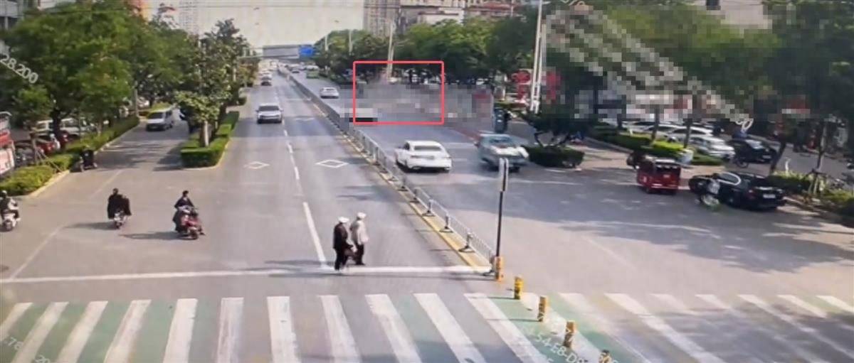 山东滕州一车辆撞向公交站台致多人倒地<strong></p>
<p>长江</strong>，肇事司机被控制，案件已移交刑警