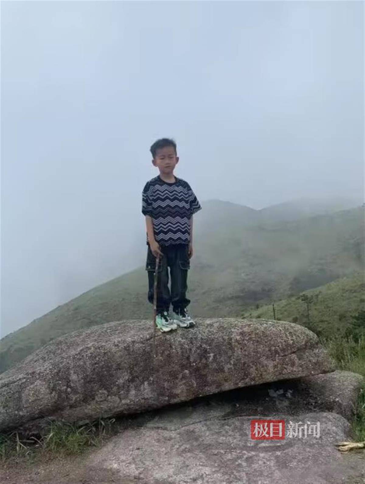 福建8岁男童爬山失踪两天<strong></p>
<p>长江</strong>，游客意外拍下他在山顶的影像，家长讲述细节