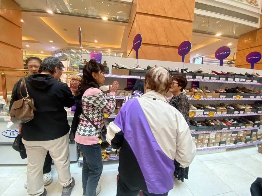 “1800元的出口商品219元拿下”！上海人假期疯狂“捡漏”<strong></p>
<p>长江</strong>，这里外贸好东西都卖爆了，新品还将接力上市