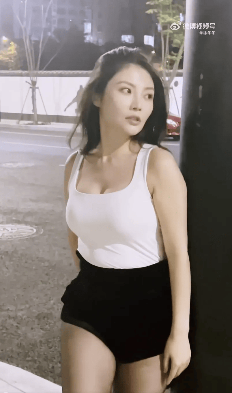 “椰树女神”徐冬冬大方晒照<strong></p>
<p>长江</strong>，并配文：我的蝴蝶袖，很丰腴！