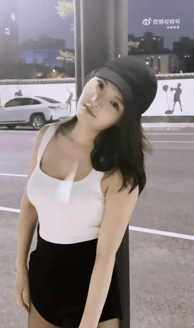 “椰树女神”徐冬冬大方晒照<strong></p>
<p>长江</strong>，并配文：我的蝴蝶袖，很丰腴！