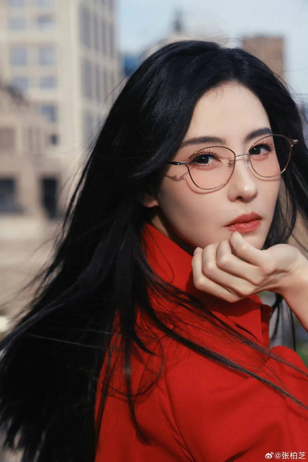 张柏芝身穿豹纹装<strong></p>
<p>黄果树</strong>，时隔26年再现我养你名场面！烈焰红唇太抢镜