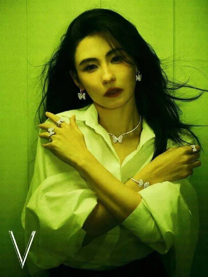 张柏芝身穿豹纹装<strong></p>
<p>黄果树</strong>，时隔26年再现我养你名场面！烈焰红唇太抢镜