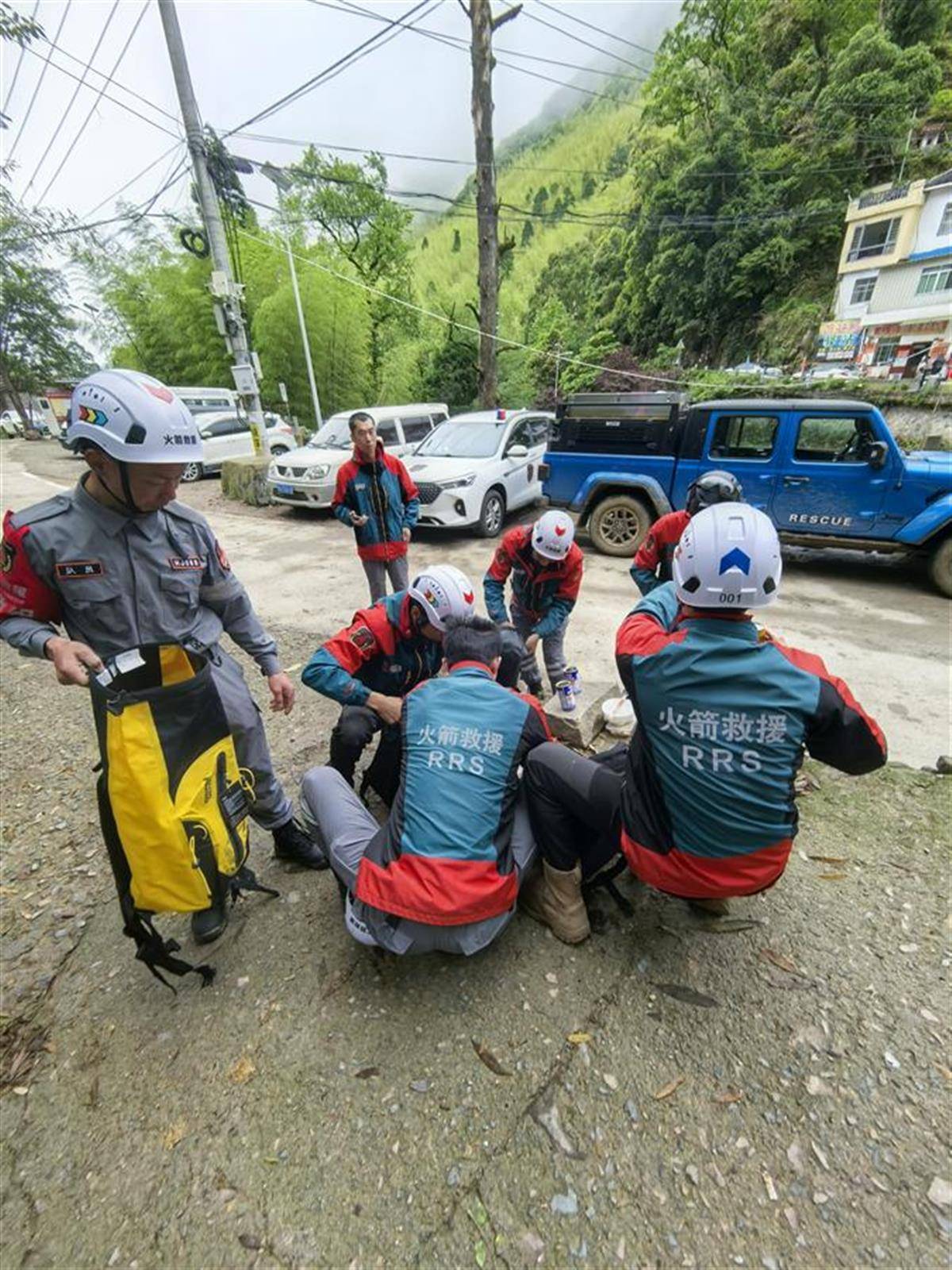 不到7点<strong></p>
<p>贵州</strong>，搜寻福建8岁失踪男童的救援队伍已经出发