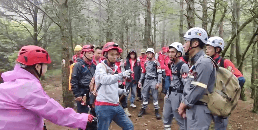 8岁男孩失联超90小时<strong></p>
<p>贵州</strong>，福建及国内多支救援队齐聚石谷解！正以目击者线索形成搜救圈