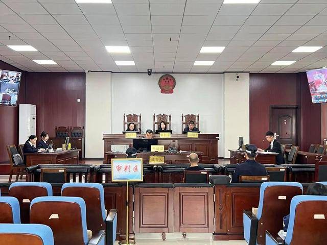 偷偷将村民银行卡与自己微信绑定<strong></p>
<p>紫云</strong>，贵州一村委原副主任盗刷村民低保金获刑