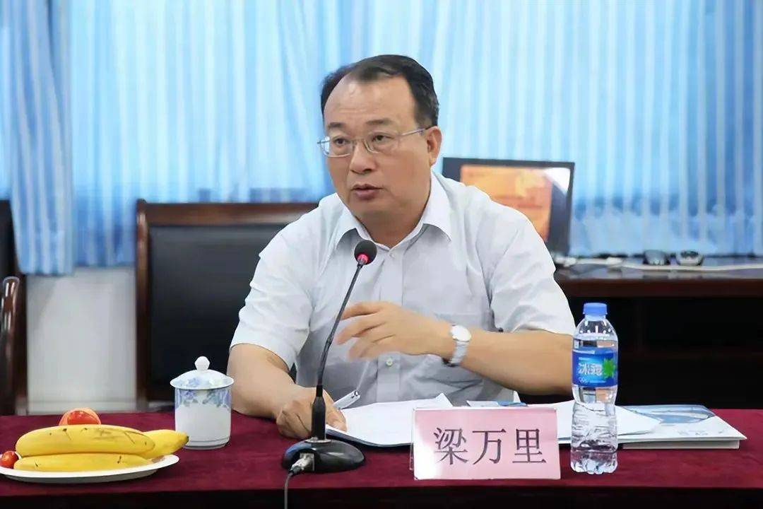 当过广东省纪委副书记<strong></p>
<p>凤凰古城</strong>，梁万里毫无纪法底线，非法收受巨额财物