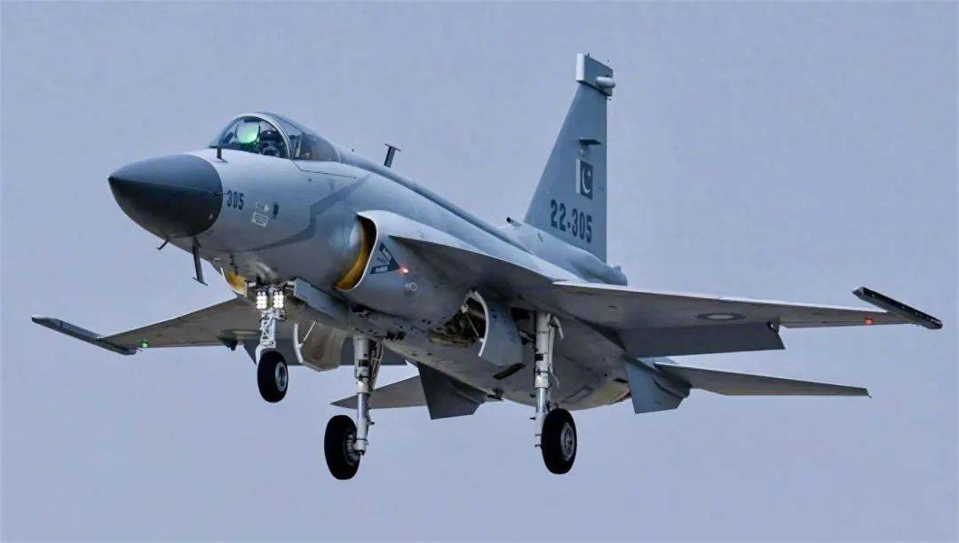 中国武器果然厉害<strong></p>
<p>凤凰古城</strong>，又一架阵风殒命，飞行员被抓，轮到枭龙扬名