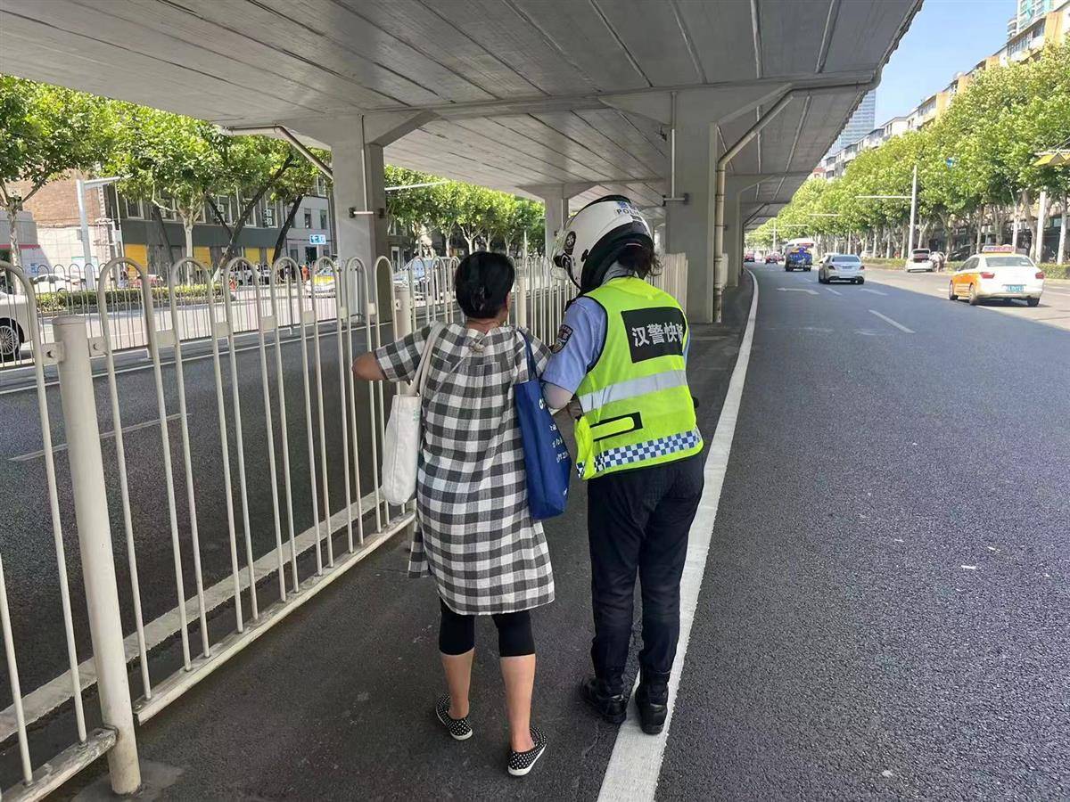 “姑娘<strong></p>
<p>大理寺</strong>，又是你，真有缘呀！”婆婆第三次在车流中遇到她