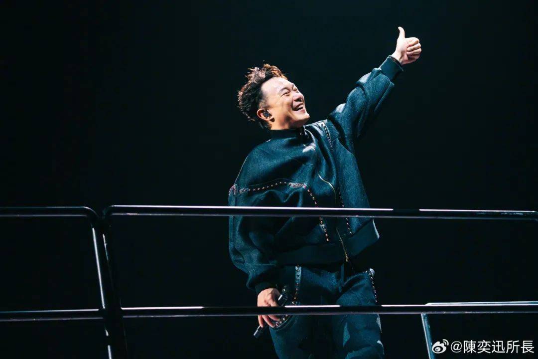 热搜第一<strong></p>
<p>剧本</strong>！“陈奕迅因新冠并发症去世”？歌手叶晓粤辟谣：假的！