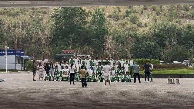 四川初三男生病重<strong></p>
<p>剧本</strong>，全班同学带板凳赶到医院，拍下特殊的毕业照