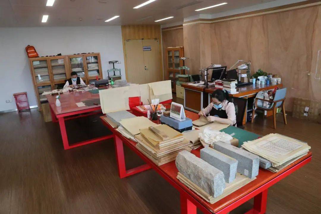 “冷板凳”一坐18年<strong></p>
<p>影视</strong>！41岁厦门女子：要一直坐下去