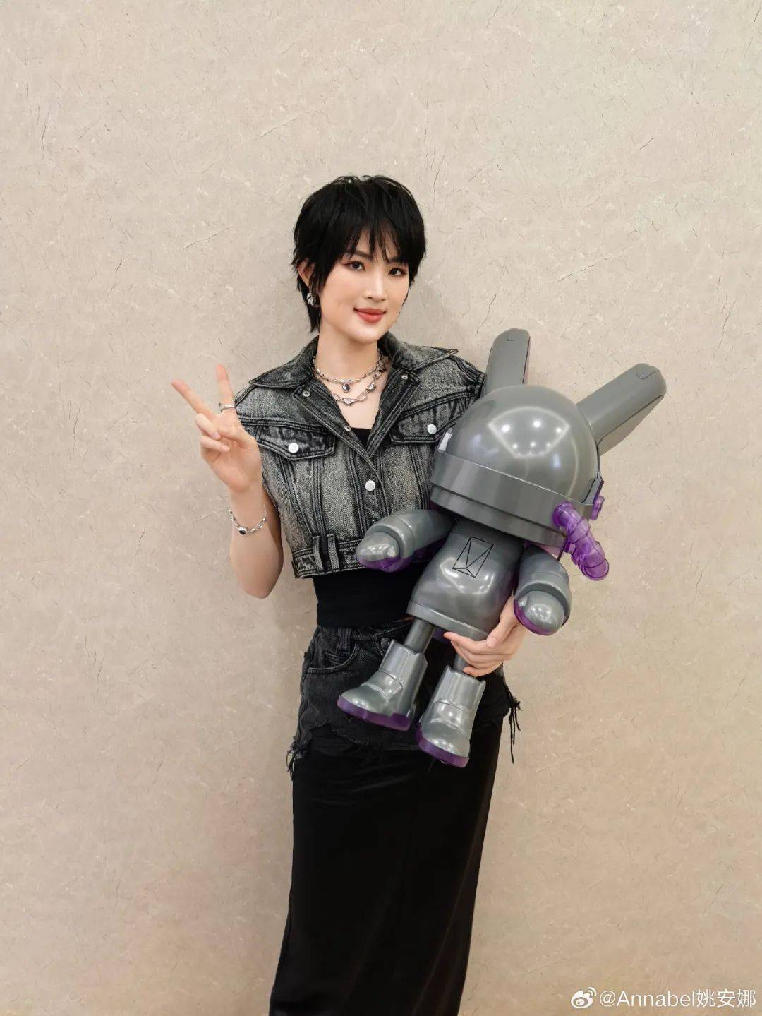 姚安娜被问到哈佛大学拒收国际生<strong></p>
<p>电影</strong>，微笑回应“还好毕业了”，此前曾以满分成绩考入哈佛大学