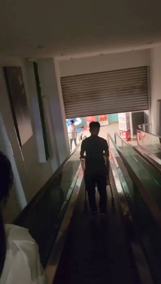 江苏苏州一大润发店员着急下班<strong></p>
<p>美剧</strong>，强制关闭载客中电梯！经理致歉：已警告处罚