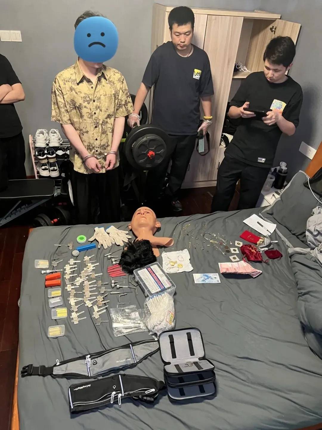 江苏一男子戴仿真“人皮”面具入室盗窃<strong></p>
<p>美国</strong>，流窜多个小区作案，涉案金额达15万余元