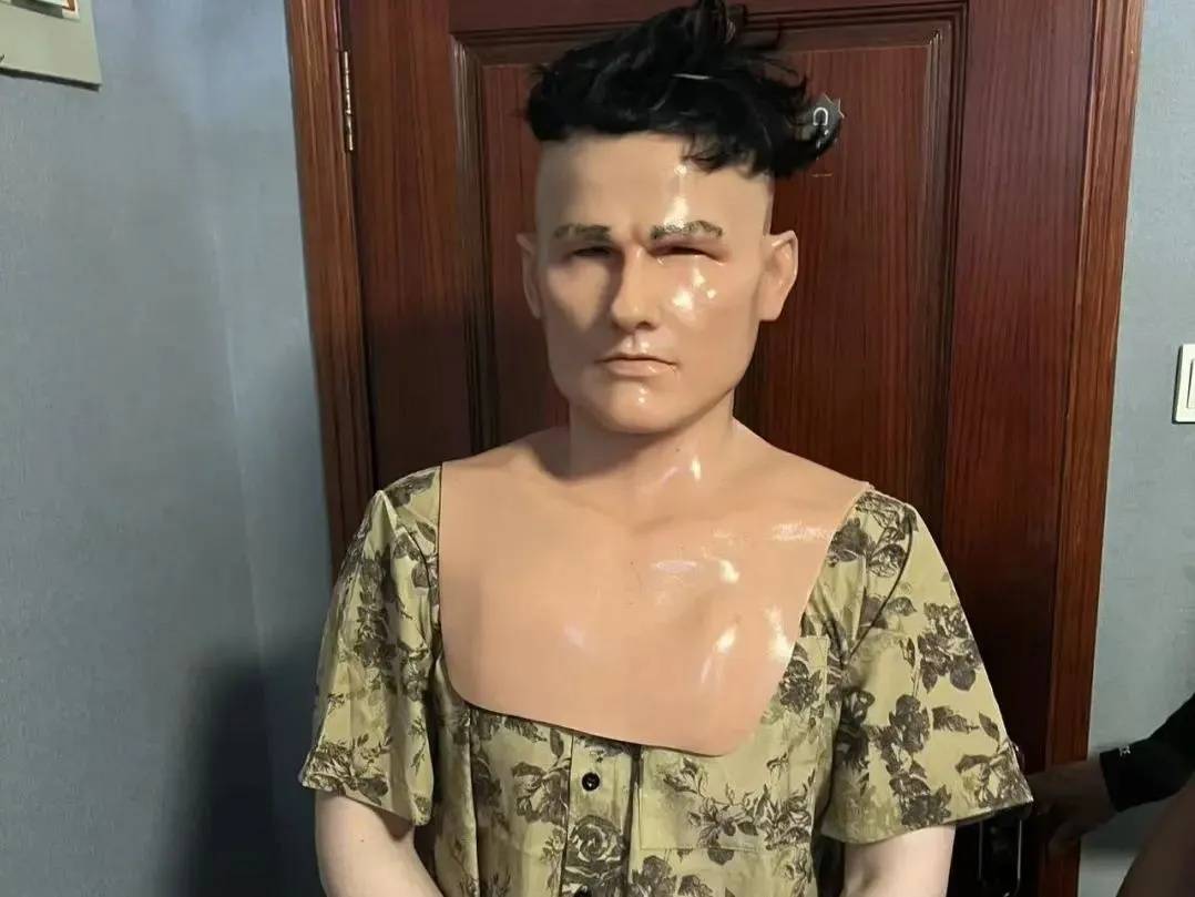 江苏一男子戴仿真“人皮”面具入室盗窃<strong></p>
<p>美国</strong>，流窜多个小区作案，涉案金额达15万余元