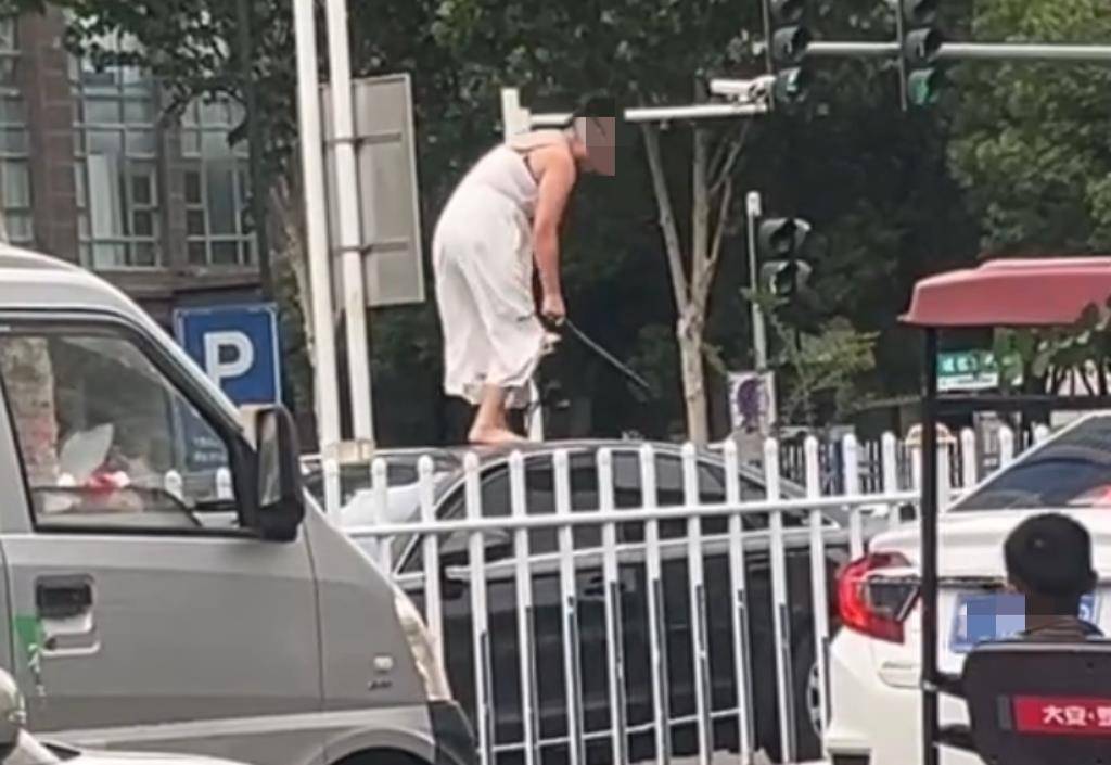 女子持械当街打砸多辆轿车<strong></p>
<p>国美</strong>，被顶在挡风玻璃上前行，当地：女子当场被控制，警方介入调查
