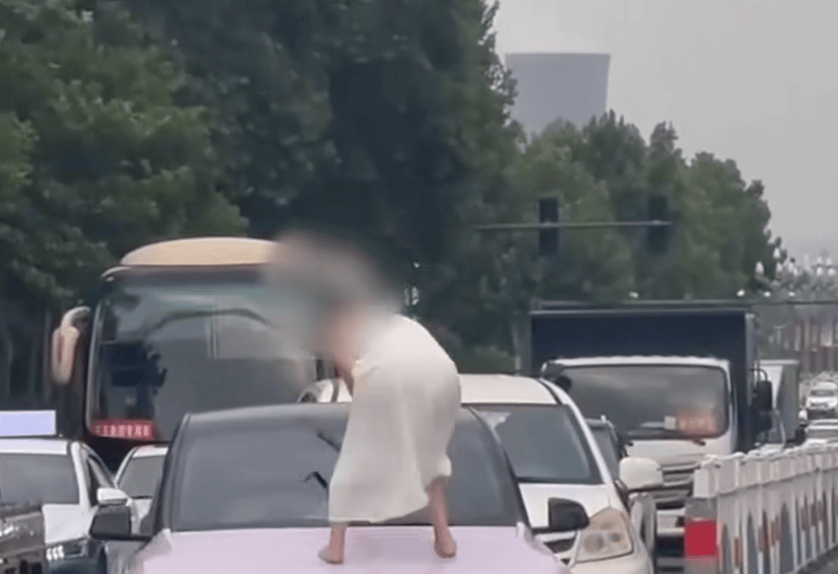 河南一女子路上持械打砸多辆车<strong></p>
<p>国美</strong>，最新回应：已被警方控制