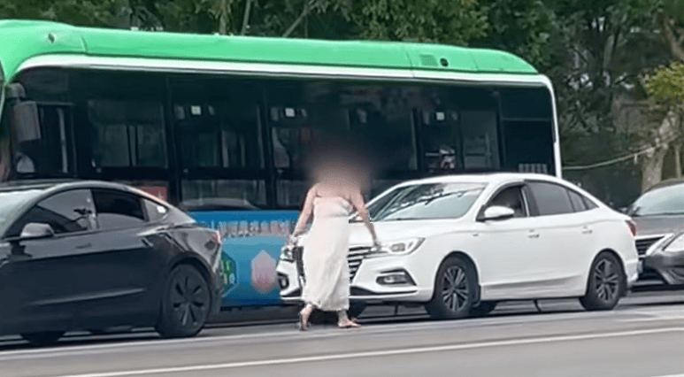 河南一女子路上持械打砸多辆车<strong></p>
<p>国美</strong>，最新回应：已被警方控制