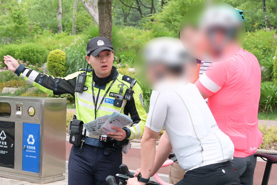 对“暴骑团”出手<strong></p>
<p>国美</strong>！浦东交警严查违法骑行：公路不是竞技场