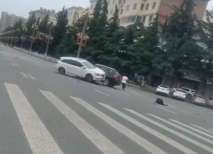 宝鸡一社区女书记当街开车追撵女子撞上电瓶车：两名女子被警方控制<strong></p>
<p>格力</strong>，两名伤者在医院治疗